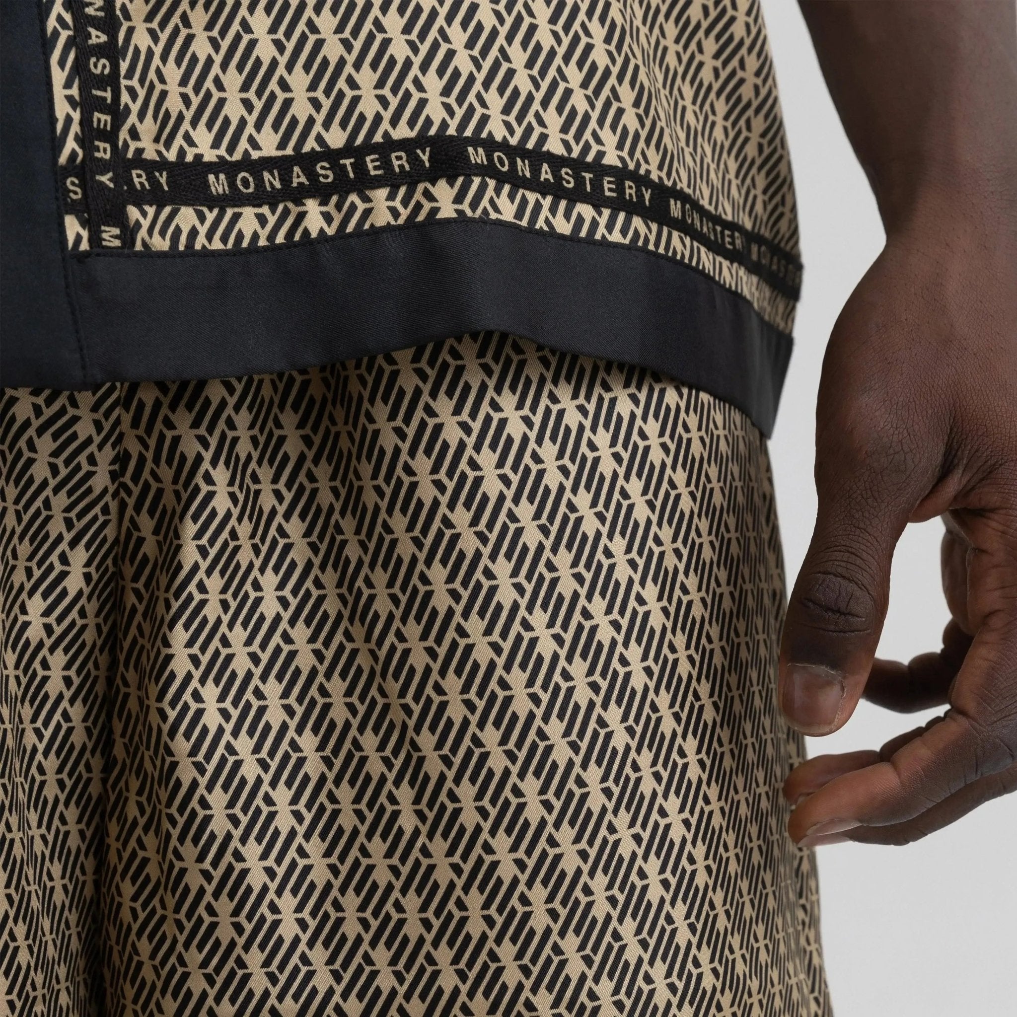 SILK SET MEN OVERSIZED SOLEIL BLACK SAFARI - Monastery | Tienda Oficial Colombia