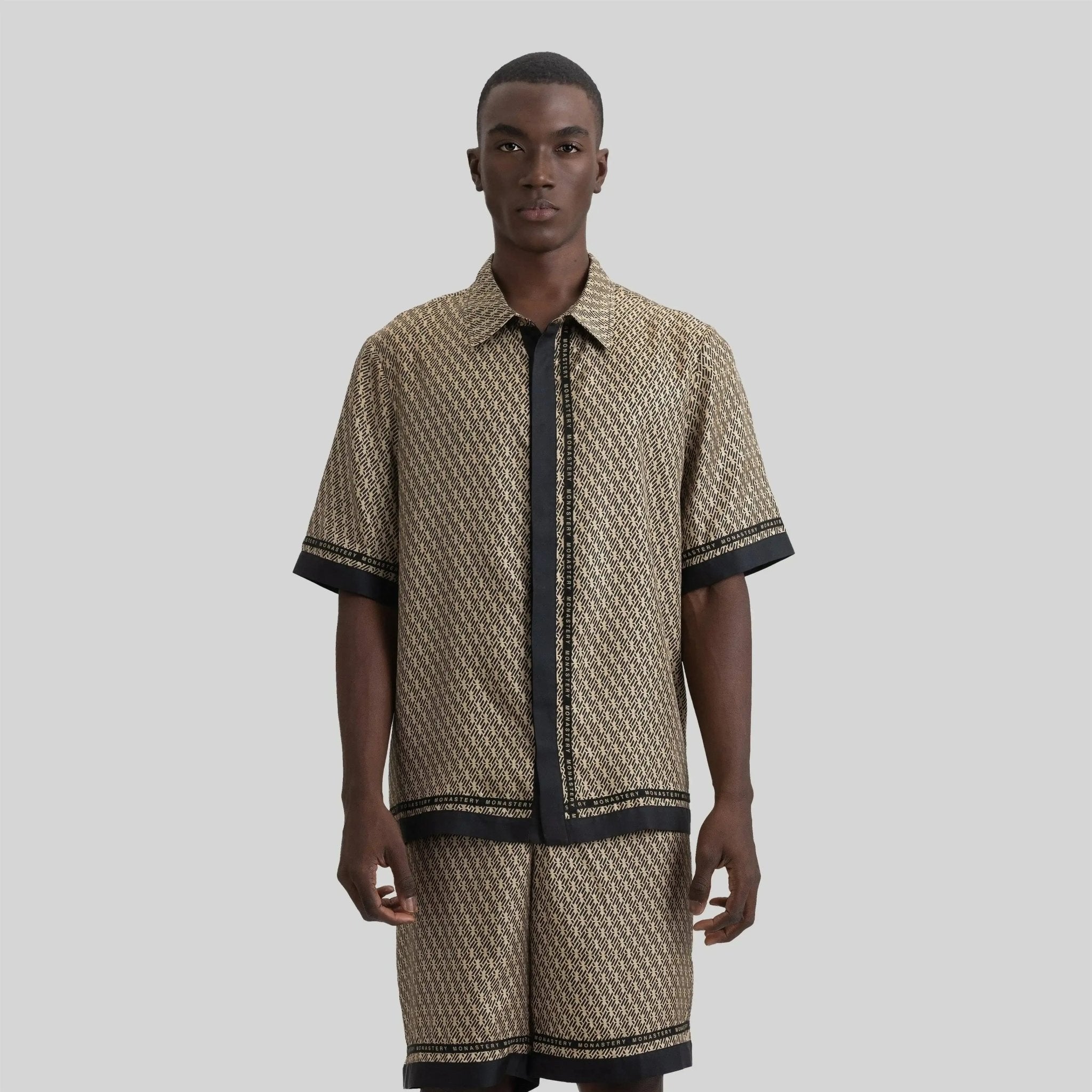 SILK SET MEN OVERSIZED SOLEIL BLACK SAFARI - Monastery | Tienda Oficial Colombia