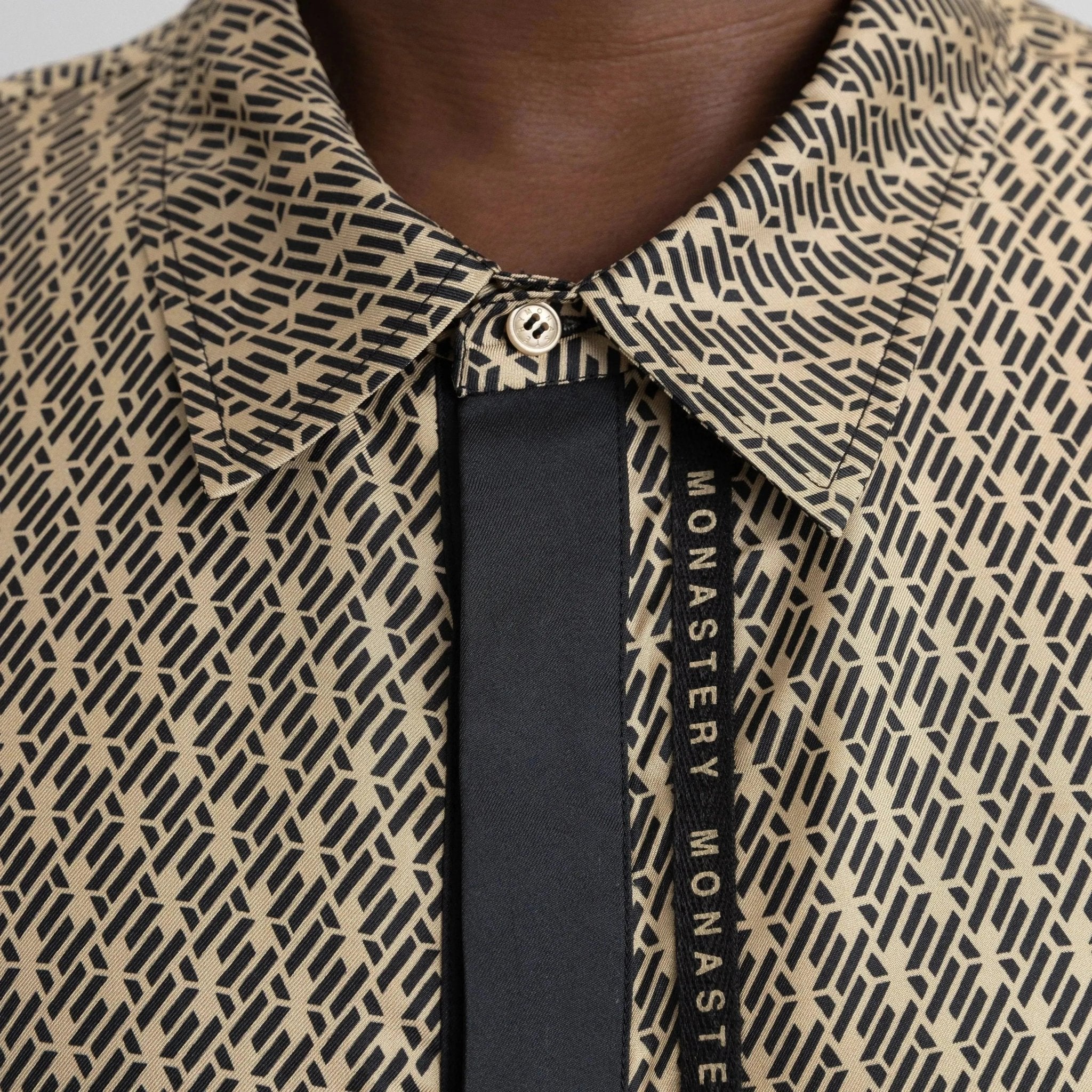 SILK SET MEN OVERSIZED SOLEIL BLACK SAFARI - Monastery | Tienda Oficial Colombia